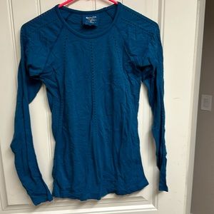 Excellent condition teal momentum sleeve shirt.